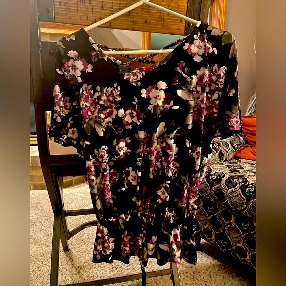 Floral classy top, size XS, Candies brand. Excellent condition!